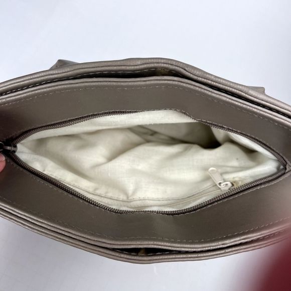 Vintage Clamshell Leather Clutch Handbag Gold-Tone Hardware, Beige - Picture 4 of 9